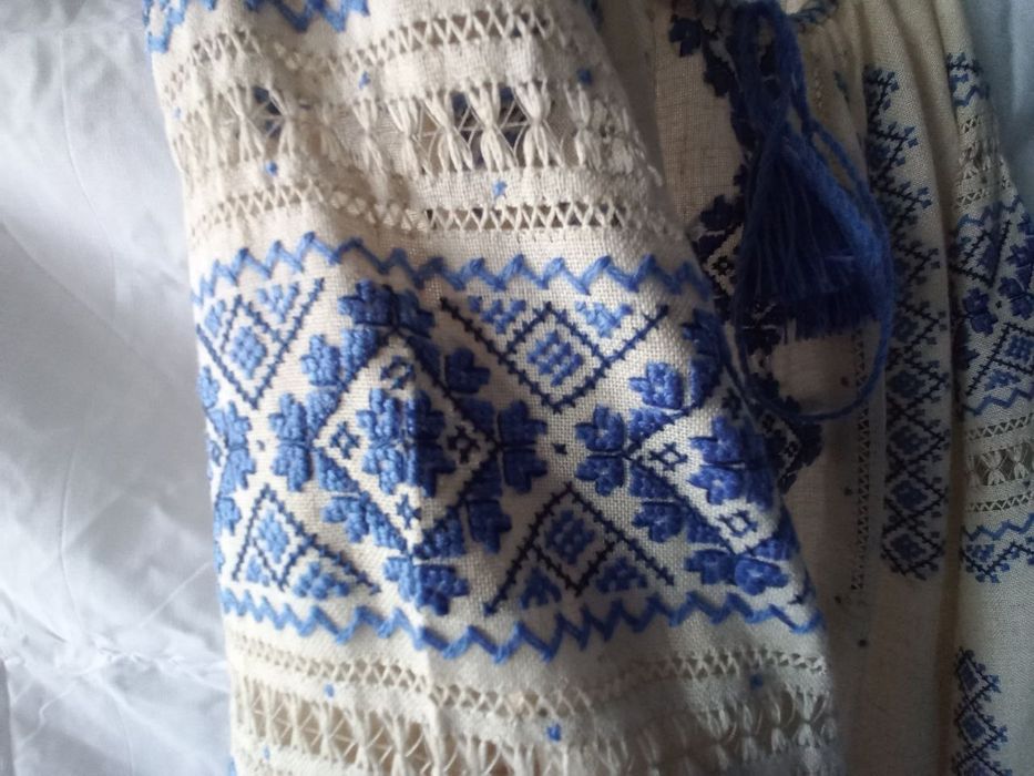 Вишиванка з синьою вишивкою