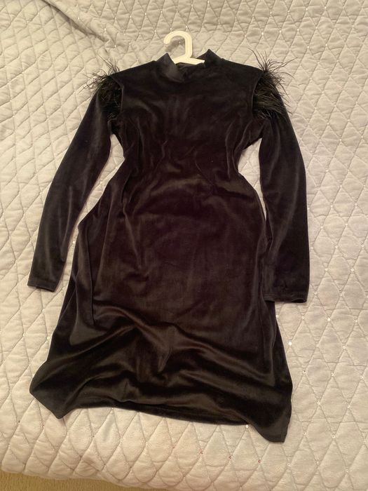 Sukienka czarna z piórami