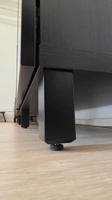 IKEA Aparador preto com portas e tampo de vidro