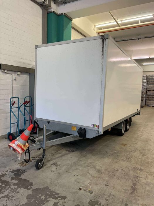 Reboque fechado 3500kg