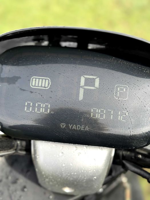 електроскутер Yadea E8S.   Батареї зняті