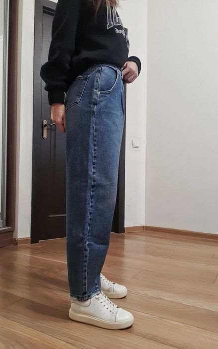 Жіночі джинси вільного крою