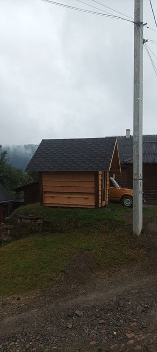 Дерев'яна Апі хатинка