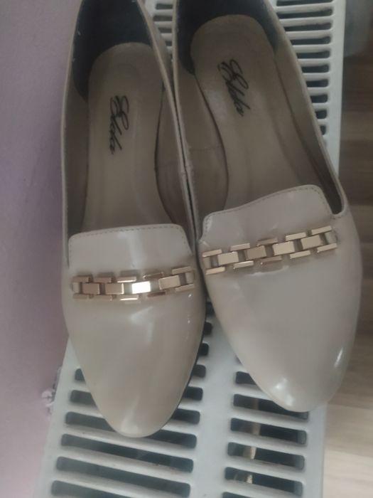 Pantofelki damskie r 38 lakierki beżowe