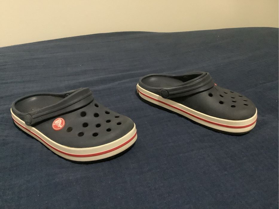 Crocs Azuis, Brancos e Vermelhos - Tamanho 28/29
