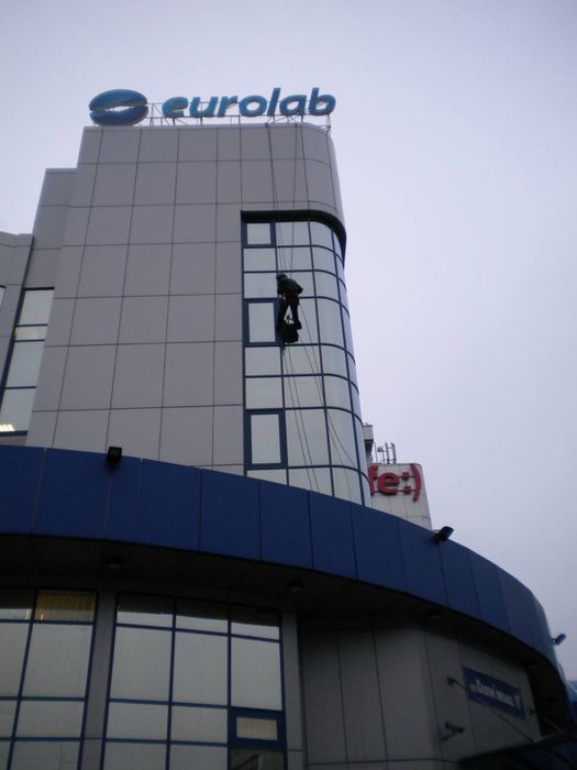 Миття вікон,миття  фасадів на висоті. Львів.  Промисловий альпінізм.