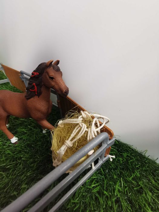 Ręcznie robiona siatka na siano+ miotła dla figurek koni np. schleich.