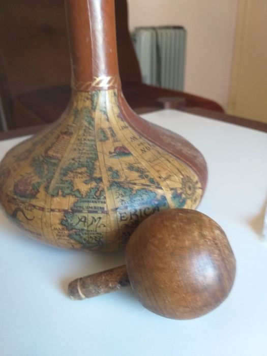 garrafa decorativa forrada em cortiça  muito gira