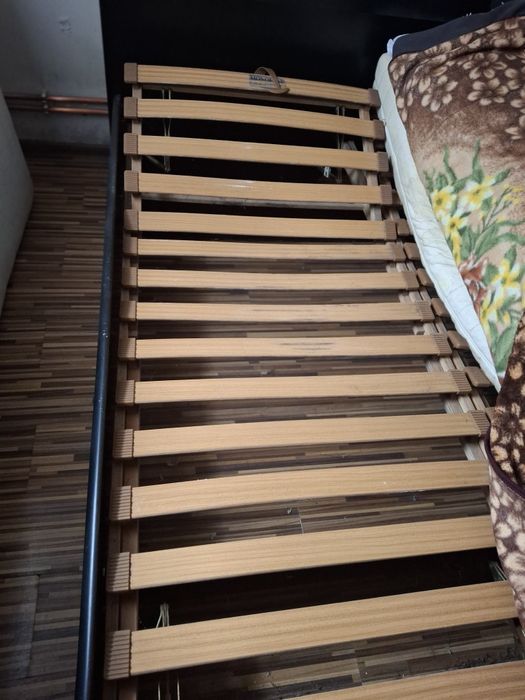 Łóżko dwuosobowe z podwójnym stelażem regulowanym (204x190 cm) – stan dobry