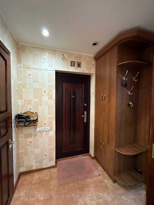 Продам трикімнатну квартиру з автономним опаленням у с. Рівнопілля