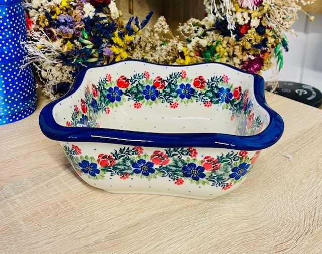 Ceramika Bolesławiec. Salaterka falowana wianek (2742)