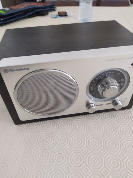 Rádio de mesa "Roadstar" a funcionar a funcionar  como novo