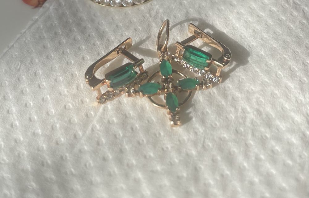 Золоті сережки з ізумрудом