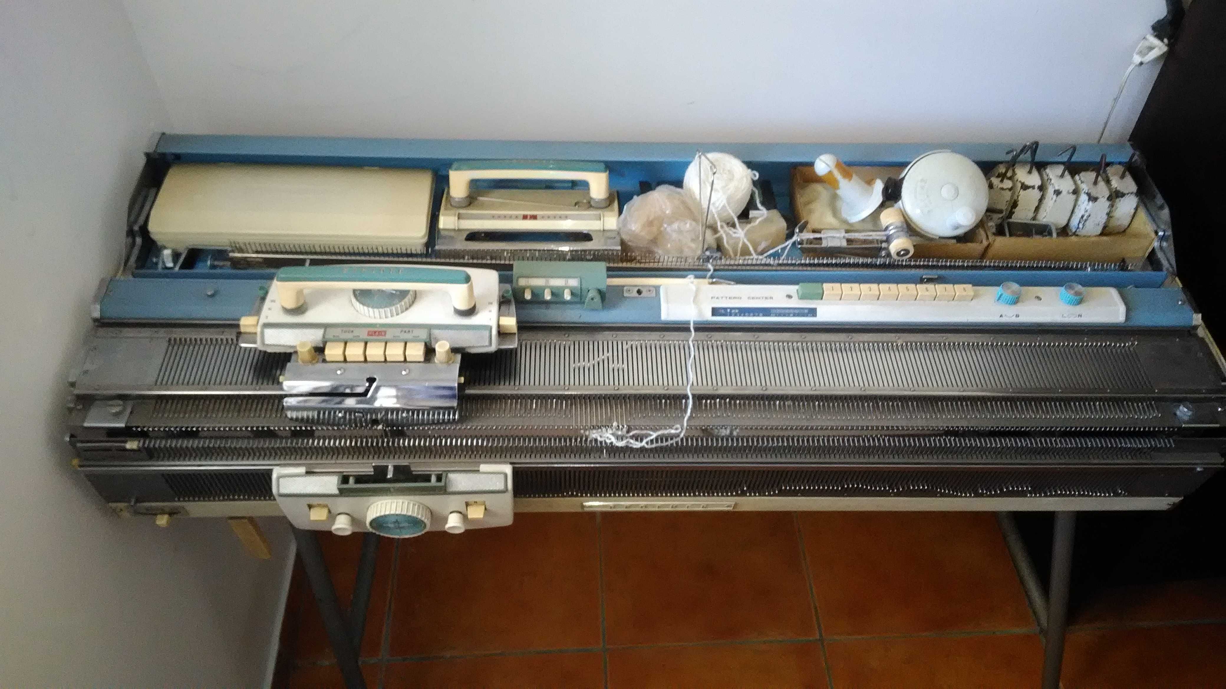 Máquina tricotar Brother + mesa + manuais e guias de tricô Viseu • OLX  Portugal