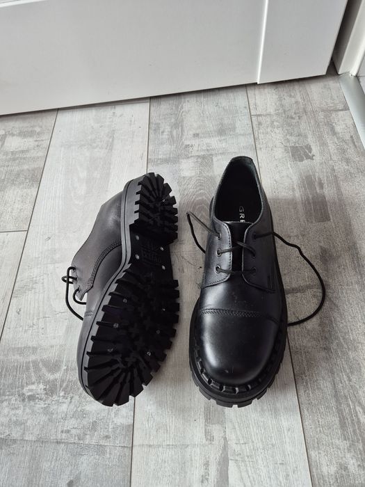 Buty męskie. 42 Rozmiar. Wykonane z naturalnej skóry.