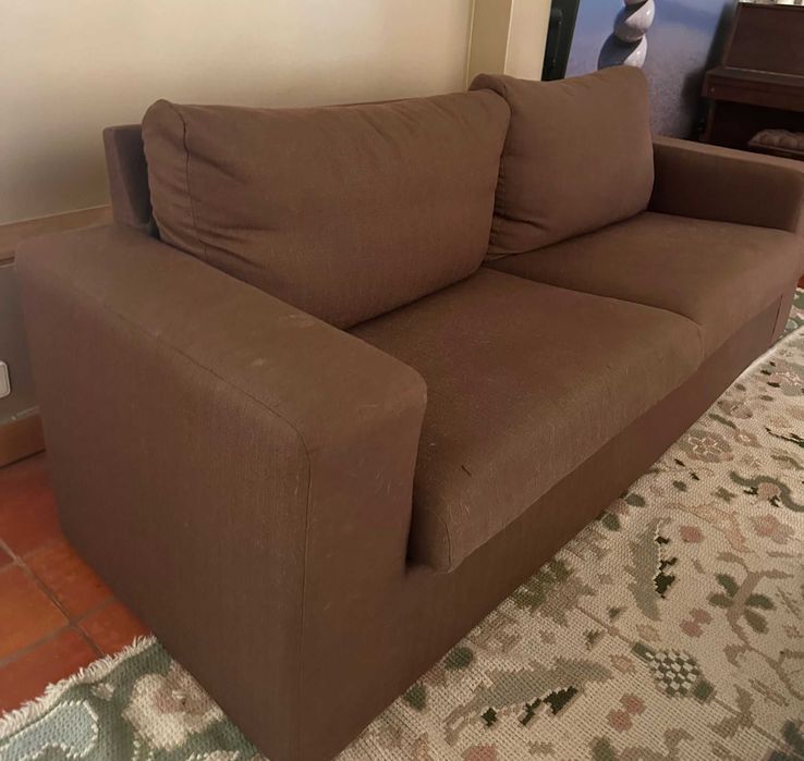 Sofá castanho com dois lugares