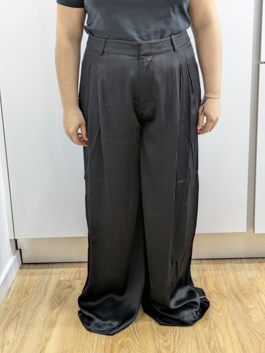 Calças pretas tecido Zara XL
Pormenor de brilhantes na lateral das per