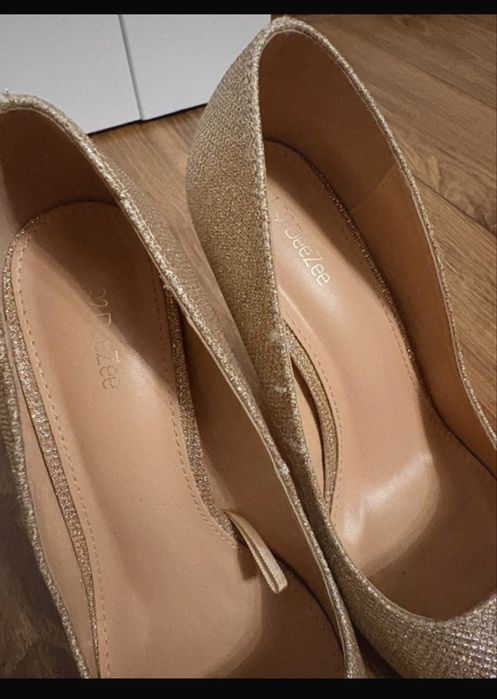 Złote eleganckie szpilki DeeZee