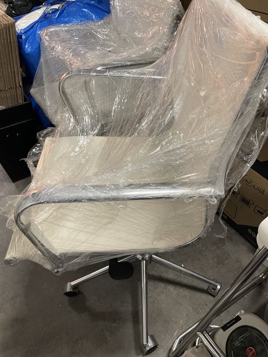 Cadeira escritorio design com rodas cromadas.