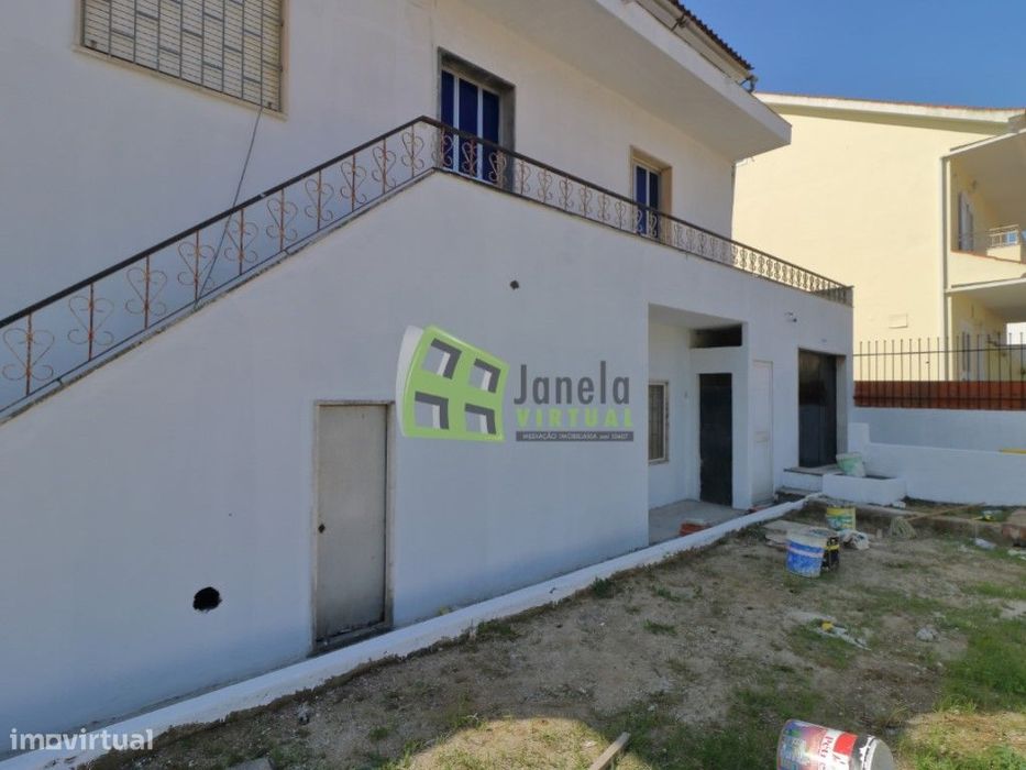 Moradia Bi-Familiar Duplex para Remodelar | Quinta do Conde
