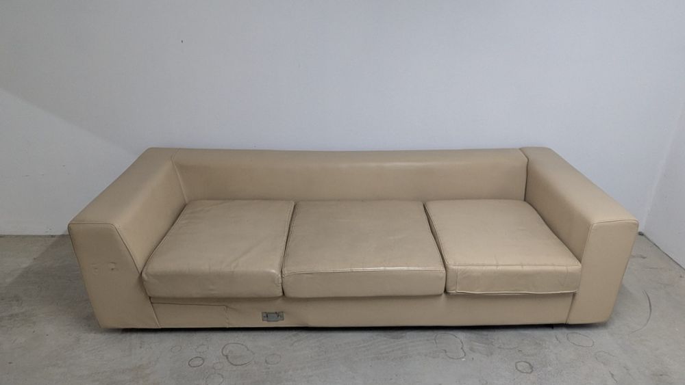 Sofá de três lugares em pele