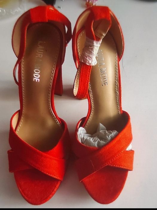 Pomarańczowe buty na obcasie