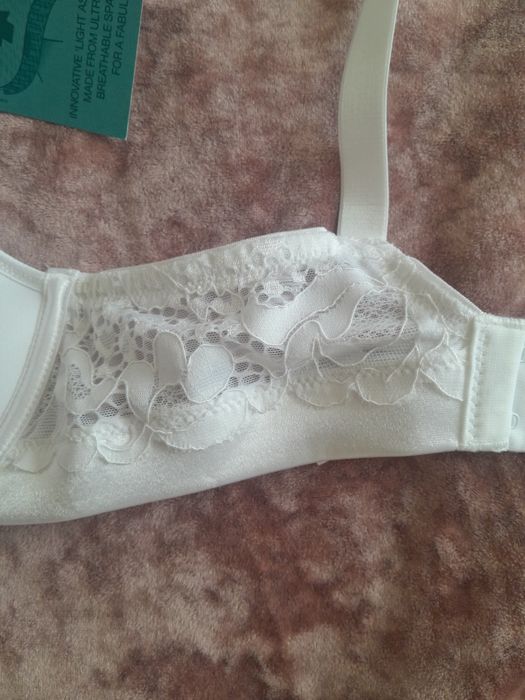 Бюстгальтер, ліфчик. Новий, білий. Об'єм 65, чашка Е