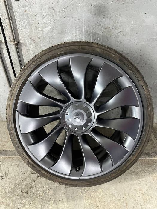 Tesla Y performance R21 275 35