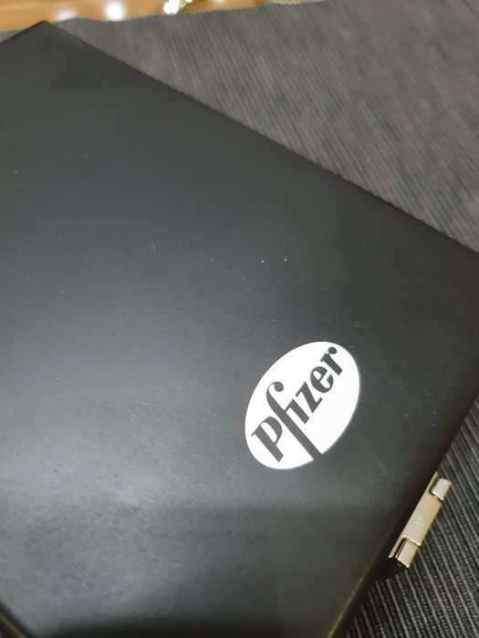 Elegancki ekskluzywny zestaw do wina firmy Pfizer.