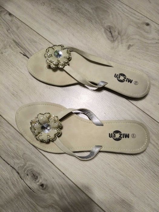 Eleganckie klapki damskie rozmiar 40  / tj 26 cm/