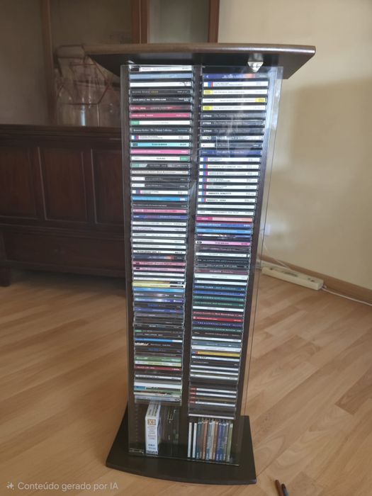 Móvel em madeira com portas de vidro para Cds