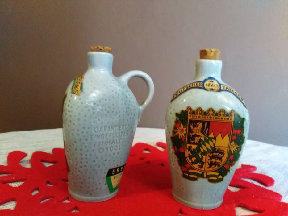Zabytkowe karafki kamionkowe