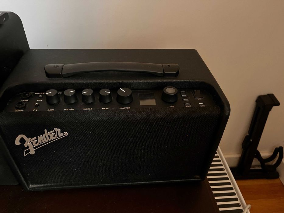 Fender Player Series Strat MN 3TS + Fender Mustang LT40S + Dodatki