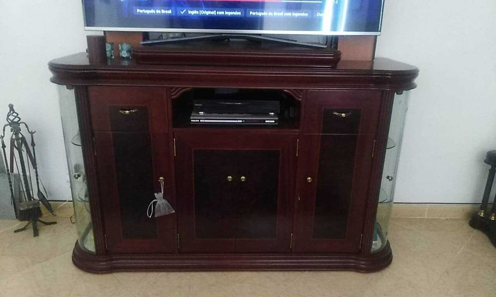 Móvel de TV em madeira de Nogueira