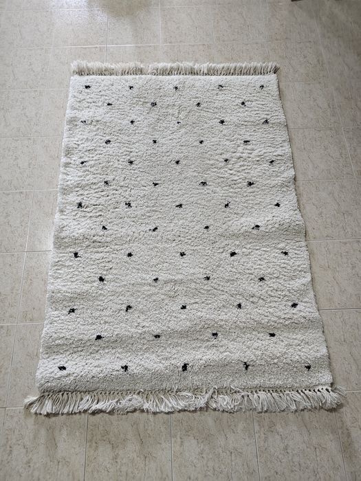 Tapete branco com detalhes em preto