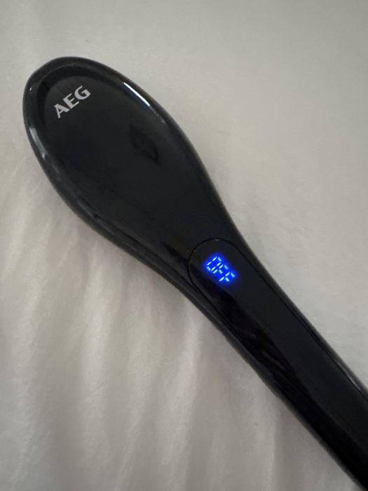 Trata-se de uma escova de alisamento iónica AEG GB 5687.