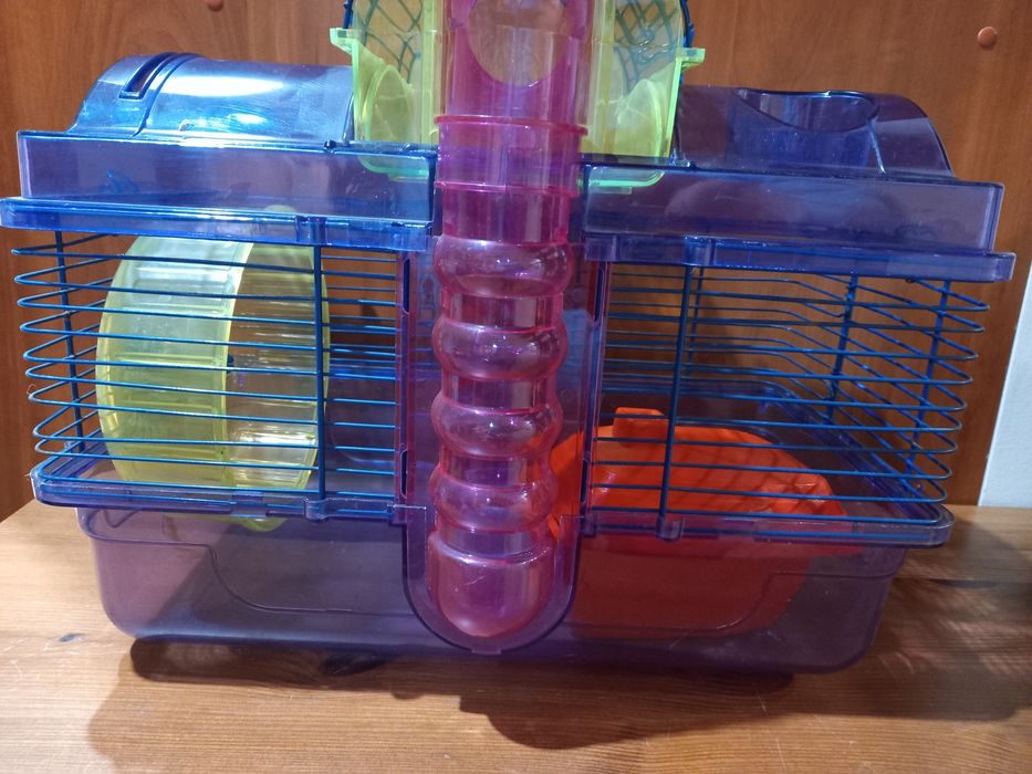 Klatka dla chomika z akcesoriami.