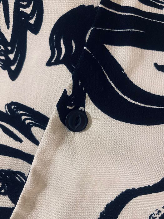 Camisa PULL & BEAR de manga curta branca com folhas