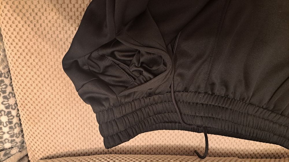 Nowe Spodnie Dresowe Sportowe Under Armour  w rozmiarze M
