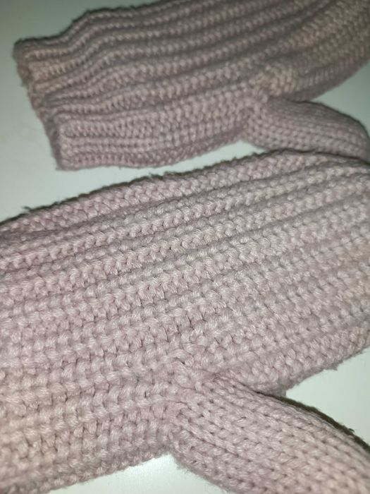 Różowe, ciepłe, dziergane rękawiczki z jednym palcem