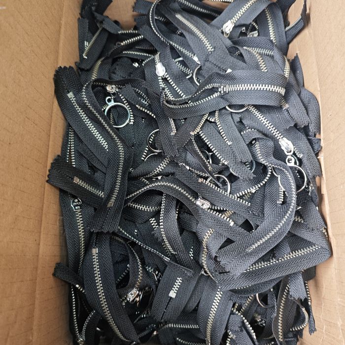Metalowy zamek błyskawiczny z kółkiem, 18-20 cm, czarny