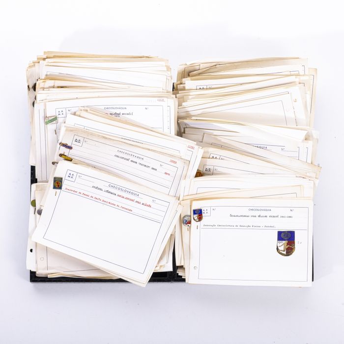 Colecionismo desportivo - Colecção de pins emblemas e crachás - 300 2