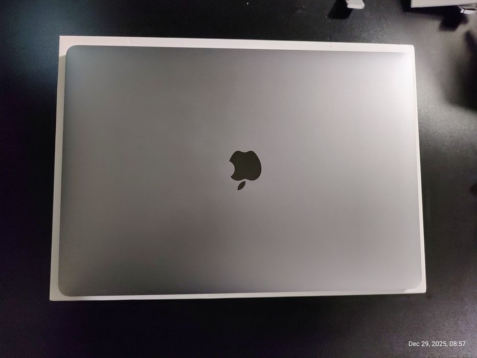 MacBook Pro 15 2019 2,3 GHz i9 16GB 4GB-video 512GB