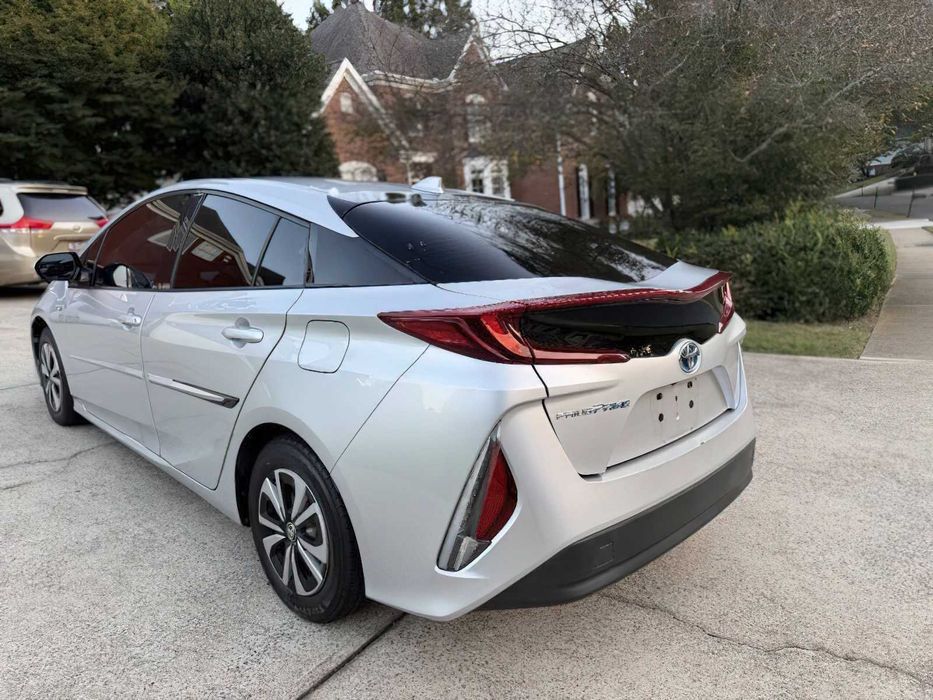 Toyota Prius Prime Plus      2017