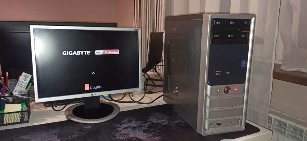 Komputer stacjonarny mustang.