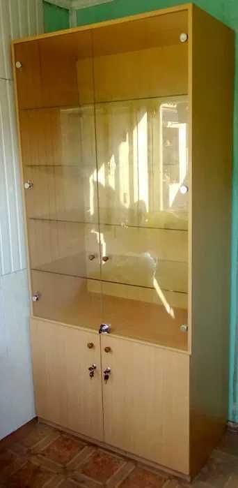 Шкаф офисный двухстворчатый полустеклянный.