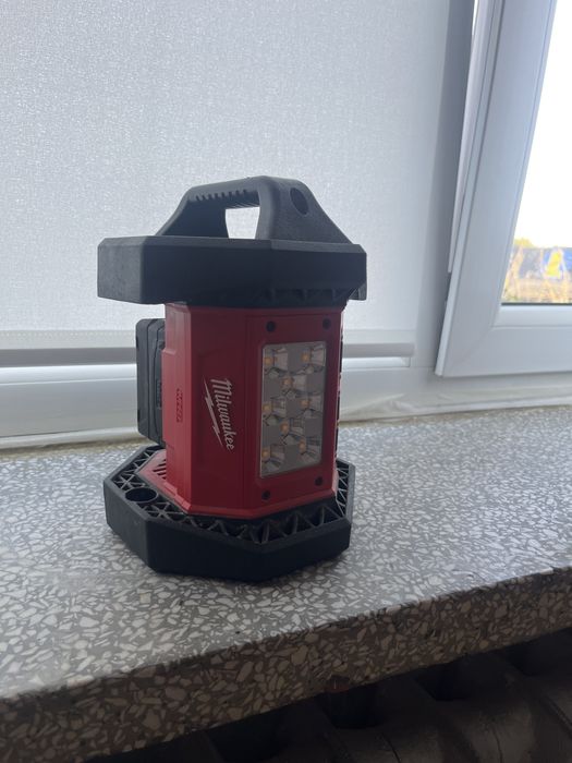 Lampa MILWAUKEE z bateria