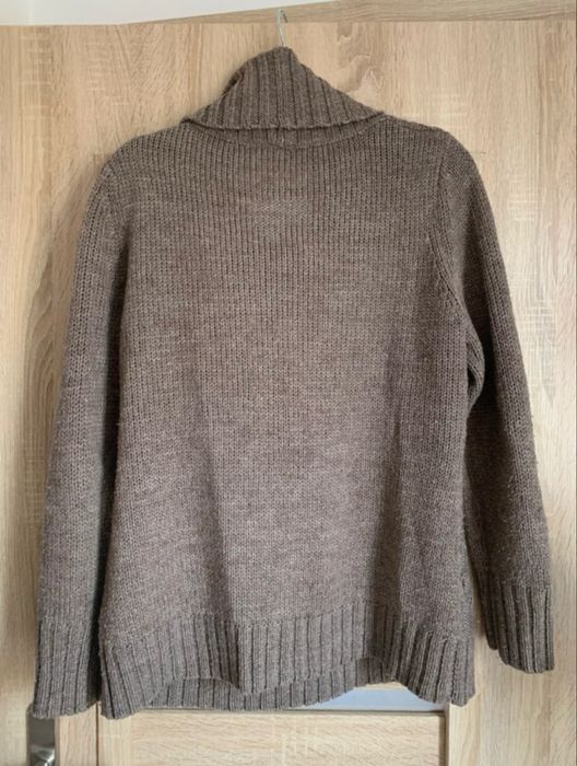Brązowy sweter z golfem