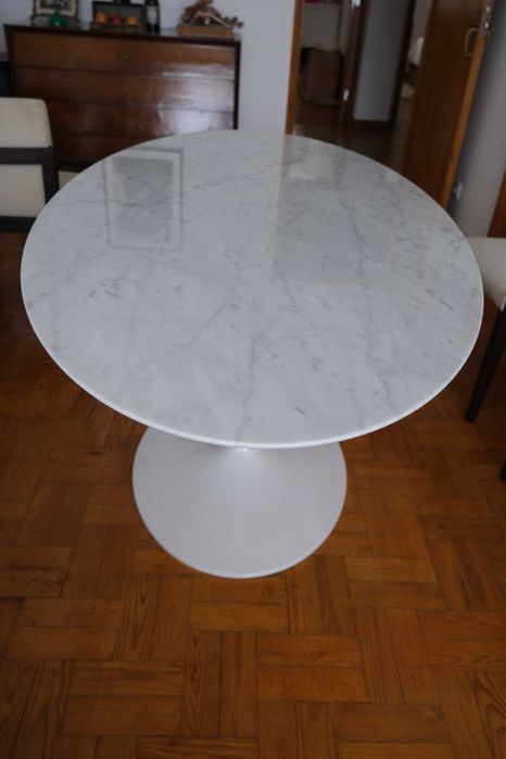 Mesa Tulip OVAL com tampo em mármore