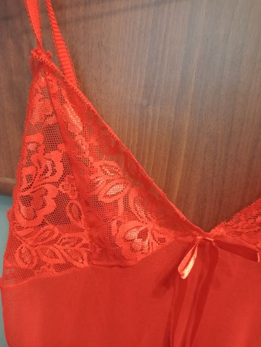 Czerwona haleczka koszulka nocna z koronką